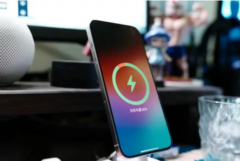 漠河苹果15换屏服务分享用什么充电器给iPhone15充电更好 